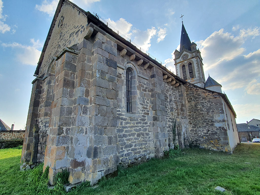 Église de Chaussenac vue de dos